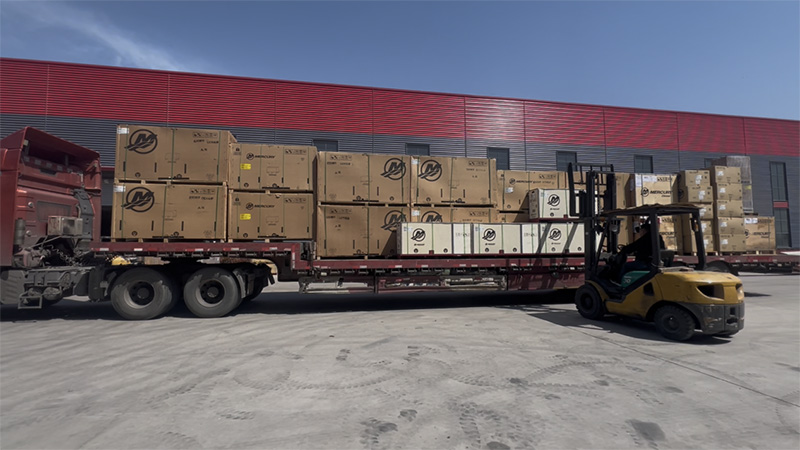 ສອງລົດບັນທຸກຂອງເຄື່ອງຈັກທີ່ນໍາເຂົ້າ Mercrys ໄດ້ມາຮອດບໍລິສັດກົດຫມາຍກົດຫມາຍ.