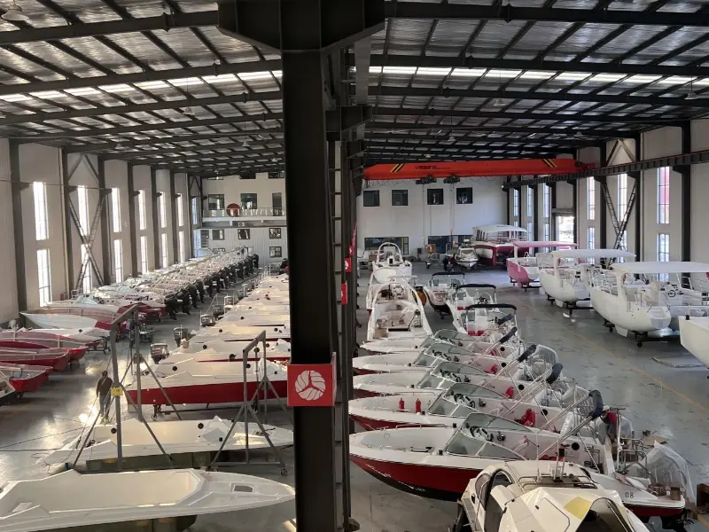 The LawAada® Yacht ຈະສົ່ງເຮືອໄວທີ່ເຮັດດ້ວຍຕົນເອງ 42 ຊຸດ, ໄດ້ຖືກອອກແບບເປັນພິເສດສໍາລັບສະພາບນໍ້າຂອງພູເຂົາ Bijia Mountain.